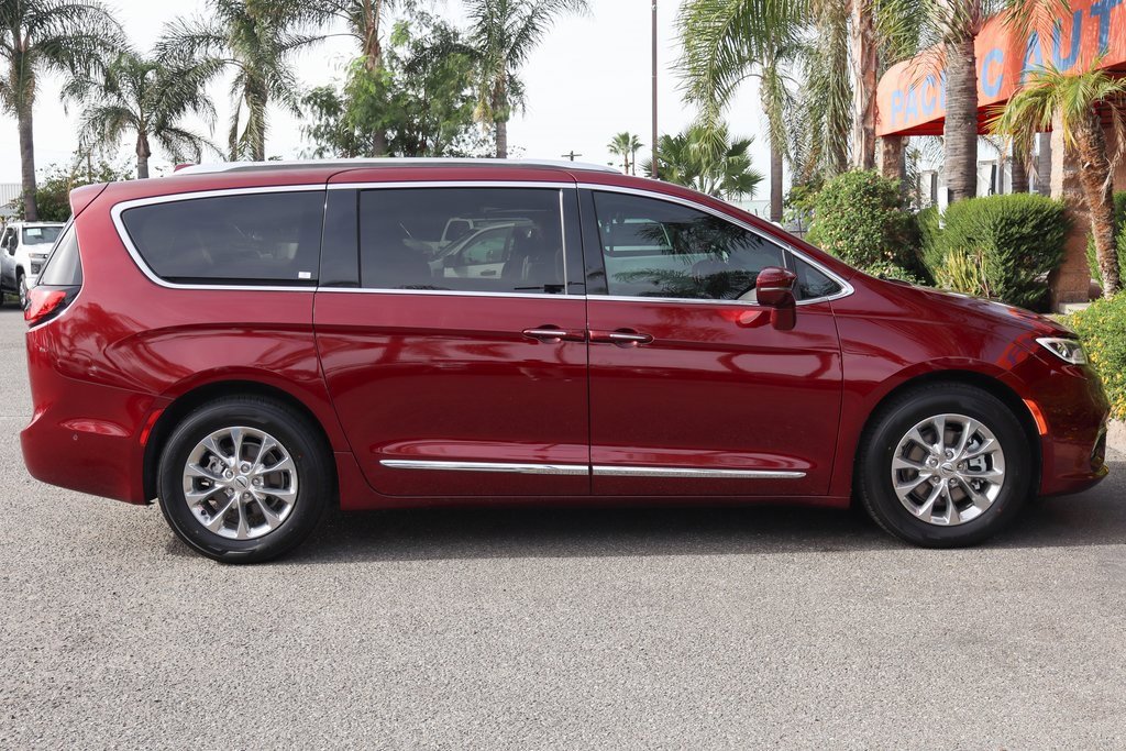 Used 2021 Chrysler Pacifica Touring-L w/ Uconnect Theater Family Group image 9