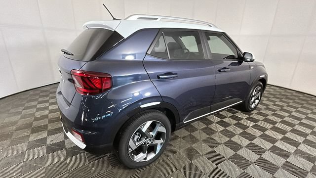Used 2025 Hyundai Venue Limited FWD image 2