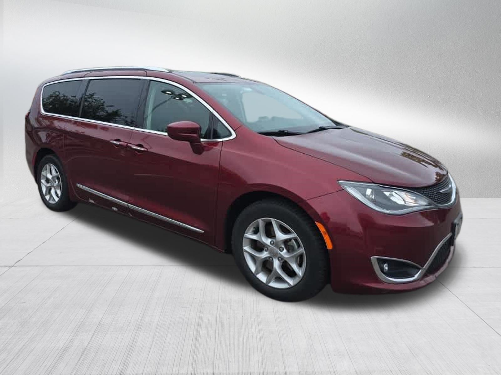 Used 2018 Chrysler Pacifica Touring-L Plus w/ Tire & Wheel Group FWD image 4