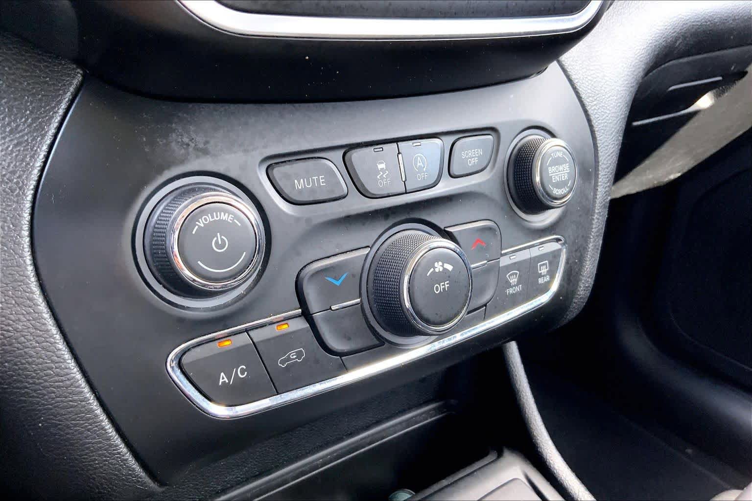 Used 2021 Jeep Cherokee Latitude Plus FWD image 34