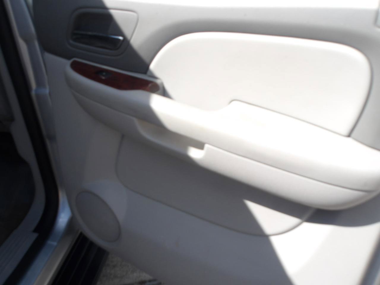 Used 2014 Chevrolet Suburban LT image 7