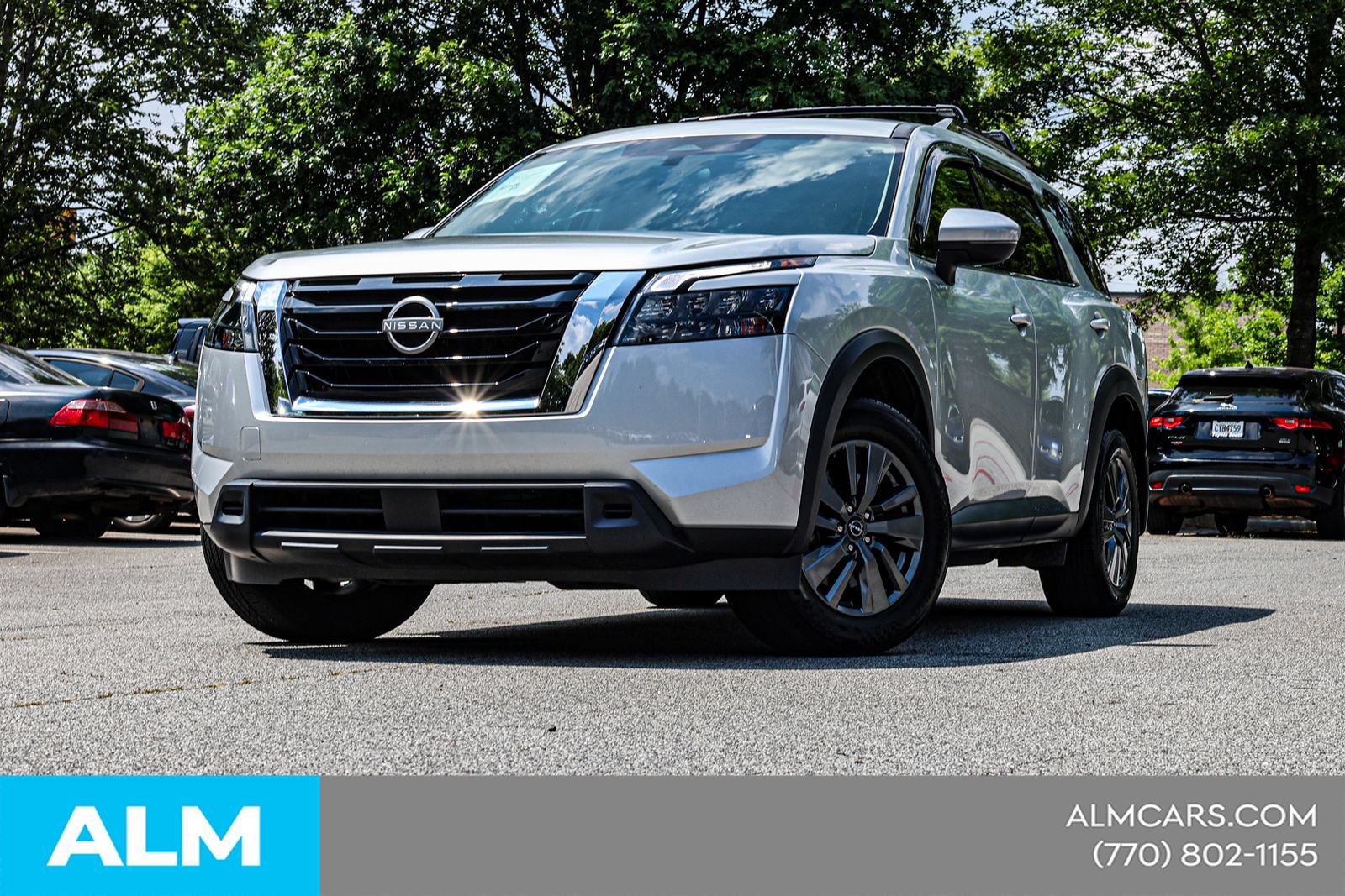 Used 2024 Nissan Pathfinder SV w/ SV Premium Package FWD image 3