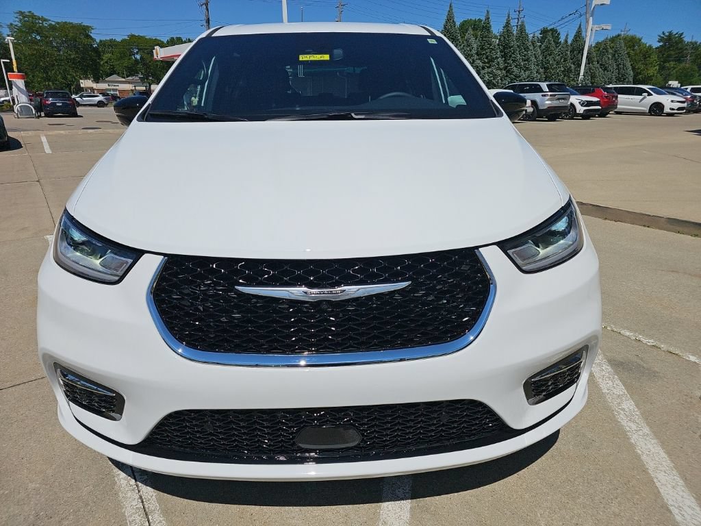 Used 2025 Chrysler Pacifica Select w/ Uconnect Theater Family Group AWD/4WD image 5