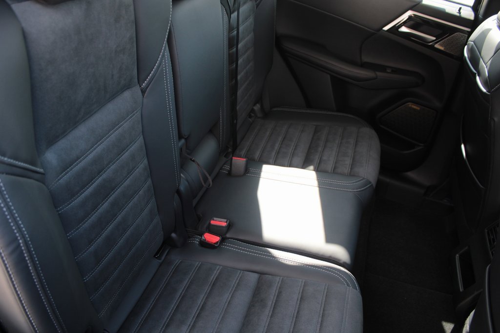 New 2025 Mitsubishi Outlander SE image 9