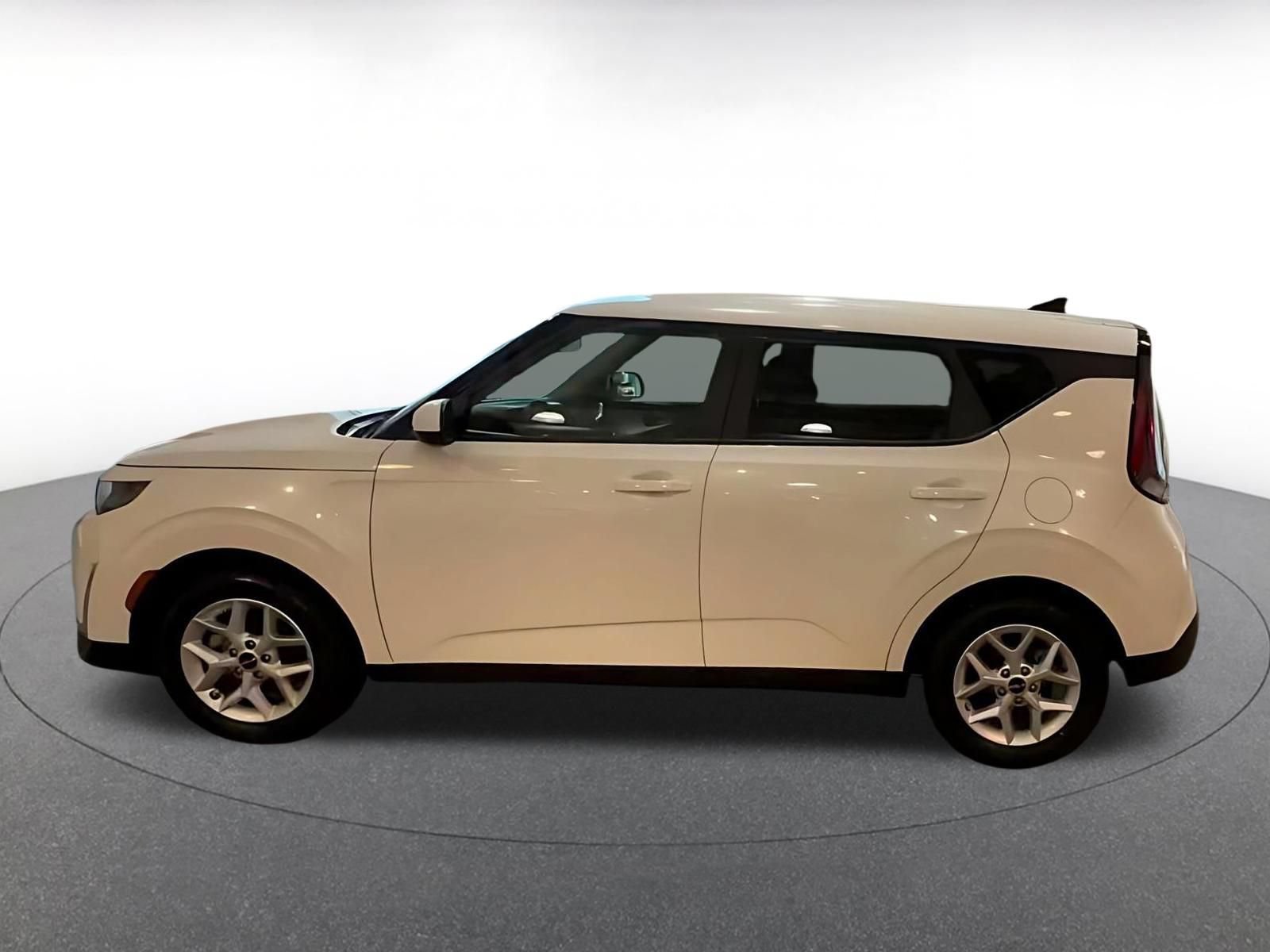 Used 2025 Kia Soul LX w/ LX Technology Package FWD image 8