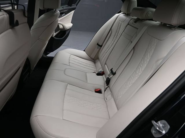 Used 2023 BMW M550i xDrive w/ Dynamic Handling Package AWD/4WD image 18