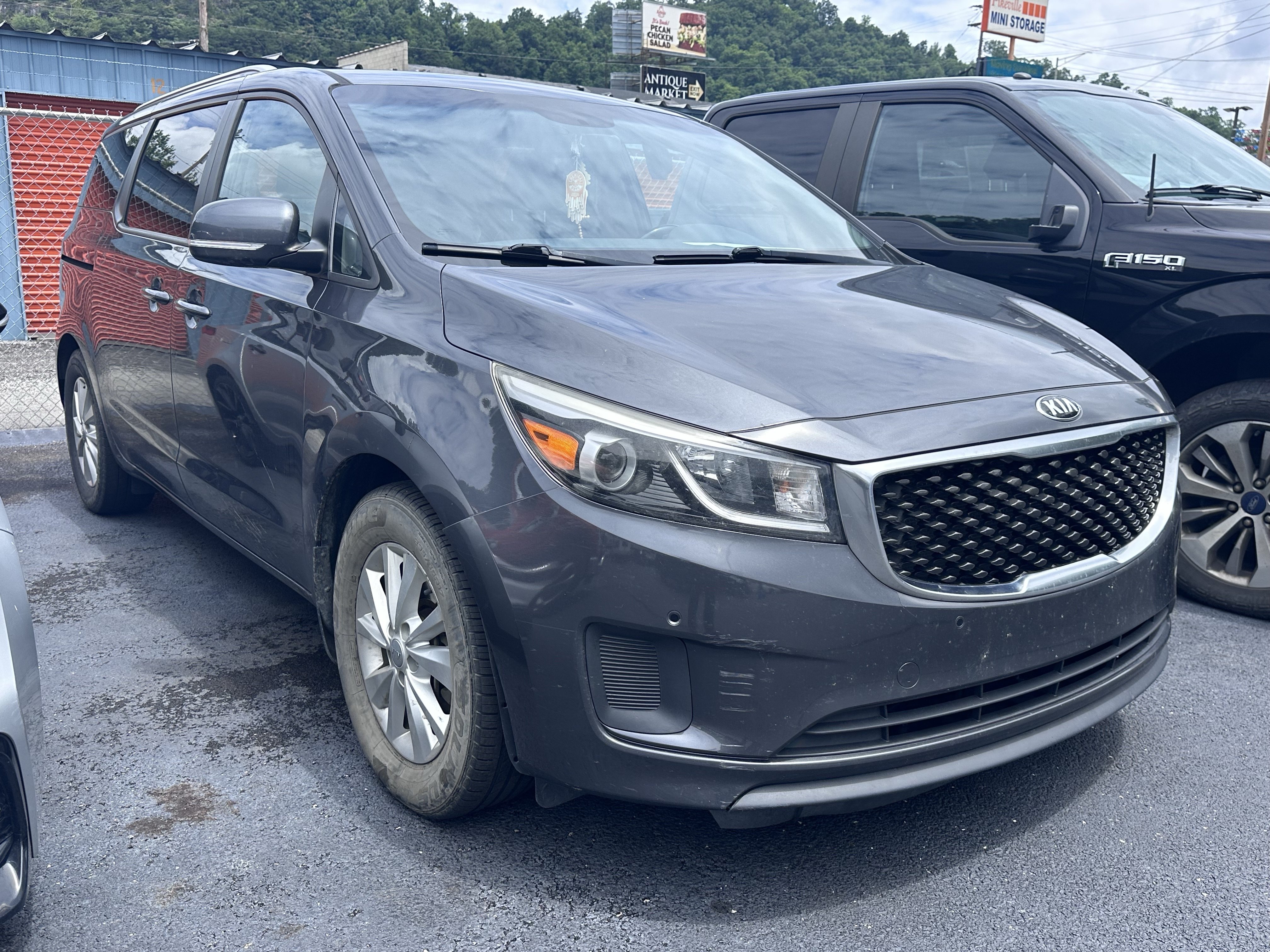 Used 2017 Kia Sedona LX w/ LX Essentials Premium Package FWD image 2