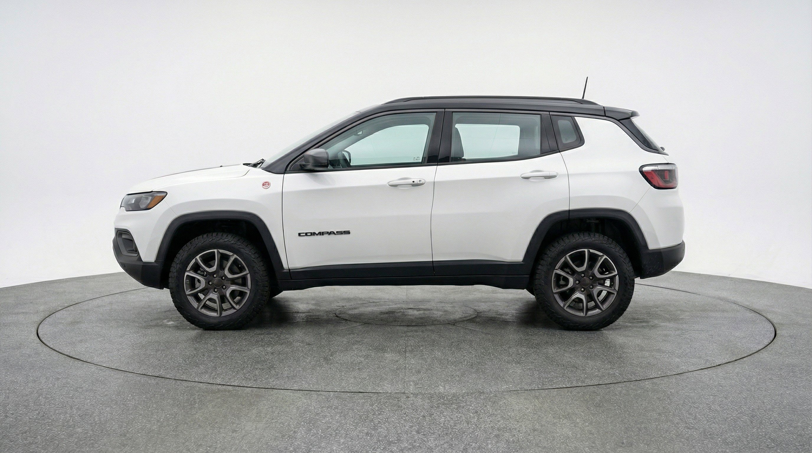 Used 2025 Jeep Compass Trailhawk AWD/4WD image 5