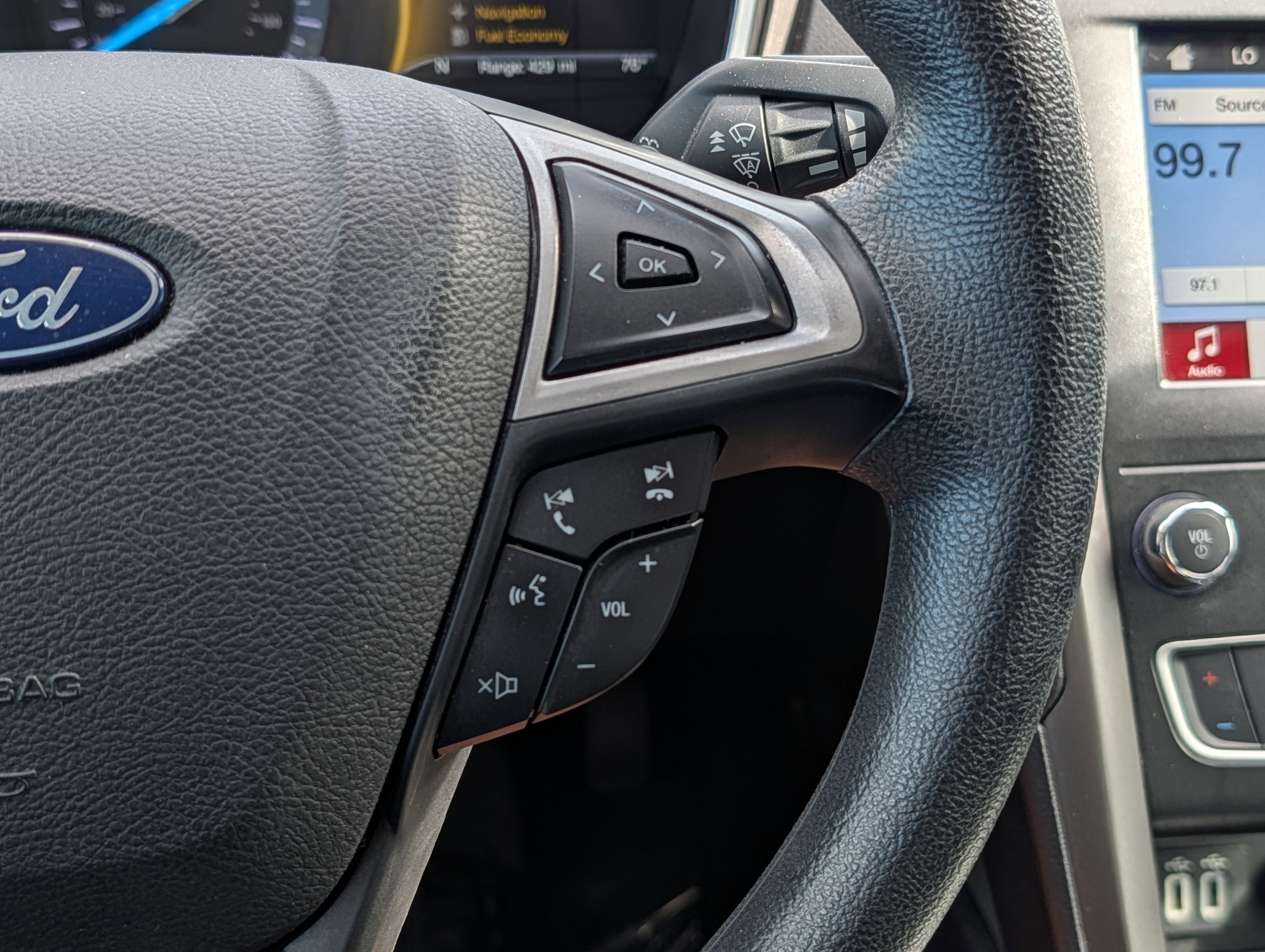 Used 2019 Ford Fusion SE FWD image 24