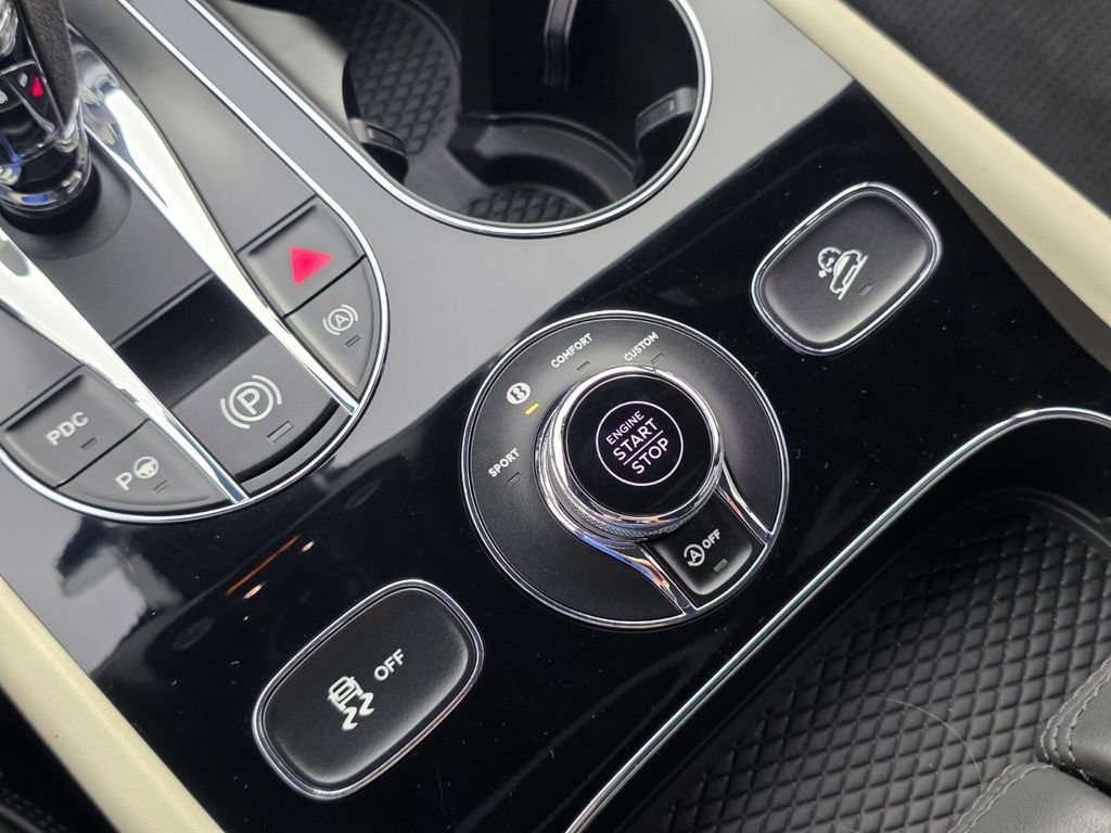 Used 2022 Bentley Bentayga AWD/4WD image 25