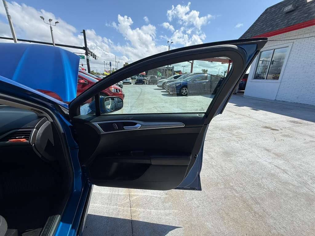 Used 2018 Ford Fusion SE w/ Fusion SE Technology Package FWD image 16