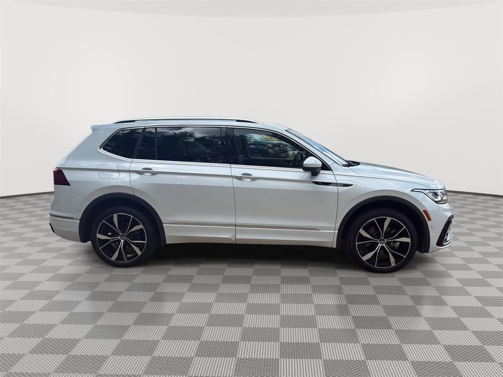 Used 2024 Volkswagen Tiguan SEL R-Line w/ MDO Package, Two-Row image 6