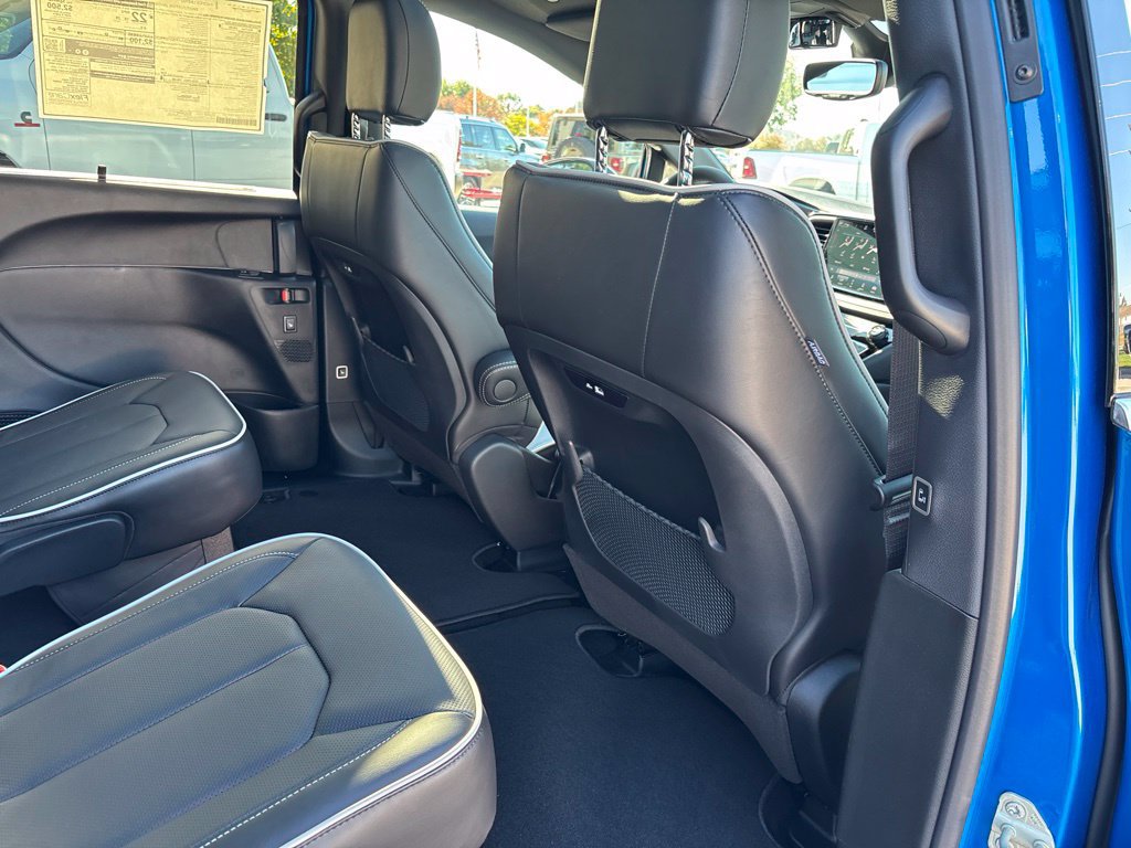 New 2027 Chrysler Pacifica Limited FWD image 20