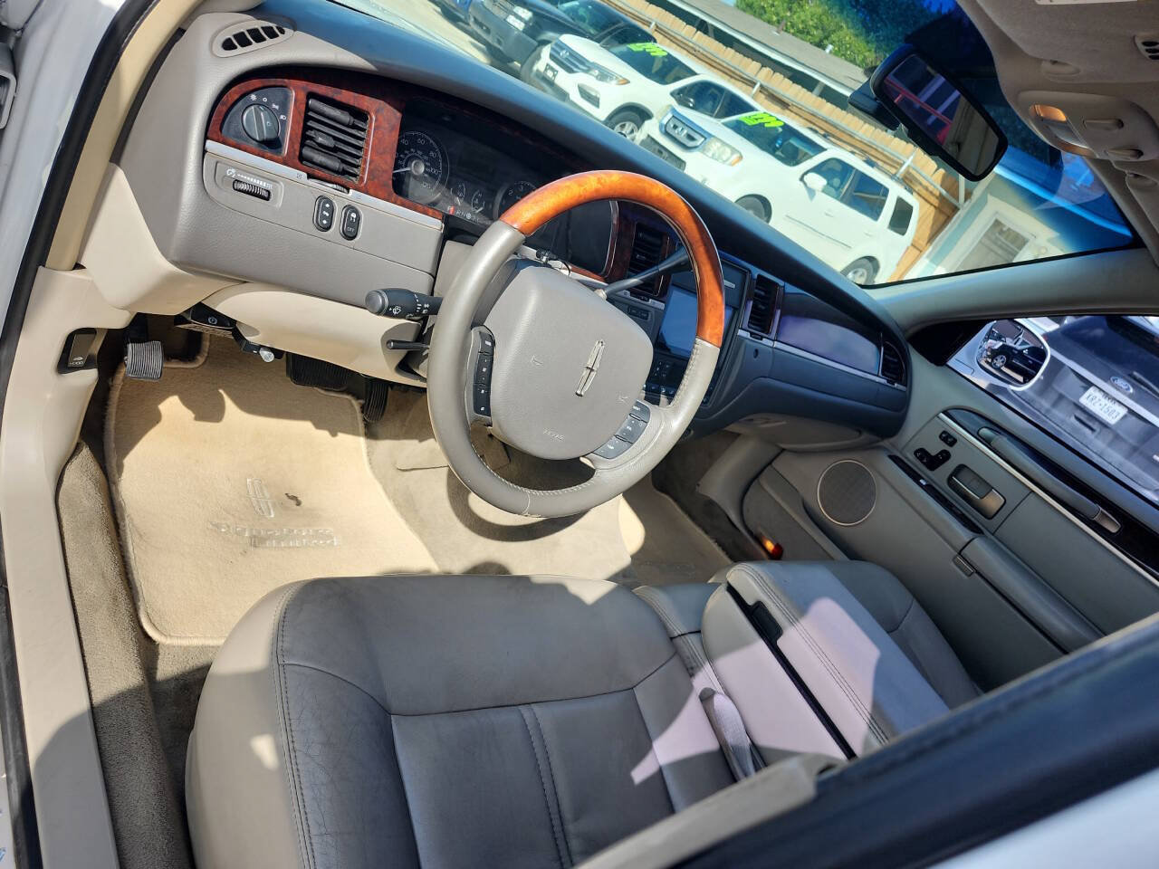 Used 2009 Lincoln Town Car Signature Limited RWD image 6