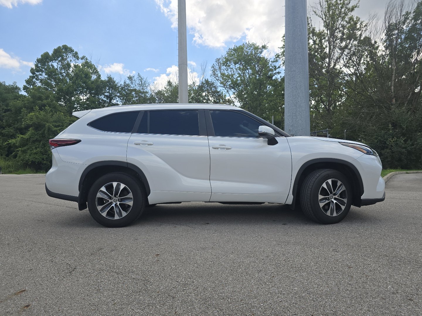 Used 2025 Toyota Highlander XLE AWD/4WD image 16