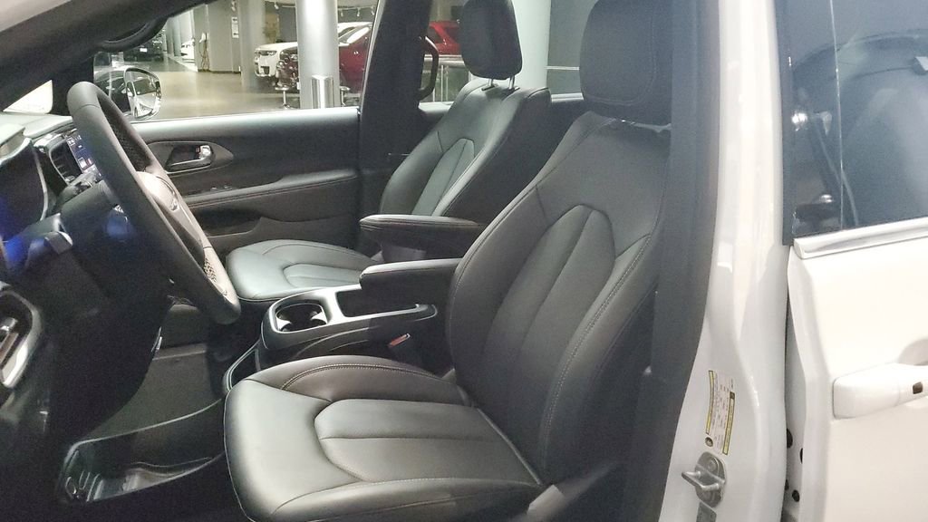 Used 2025 Chrysler Voyager LX image 17