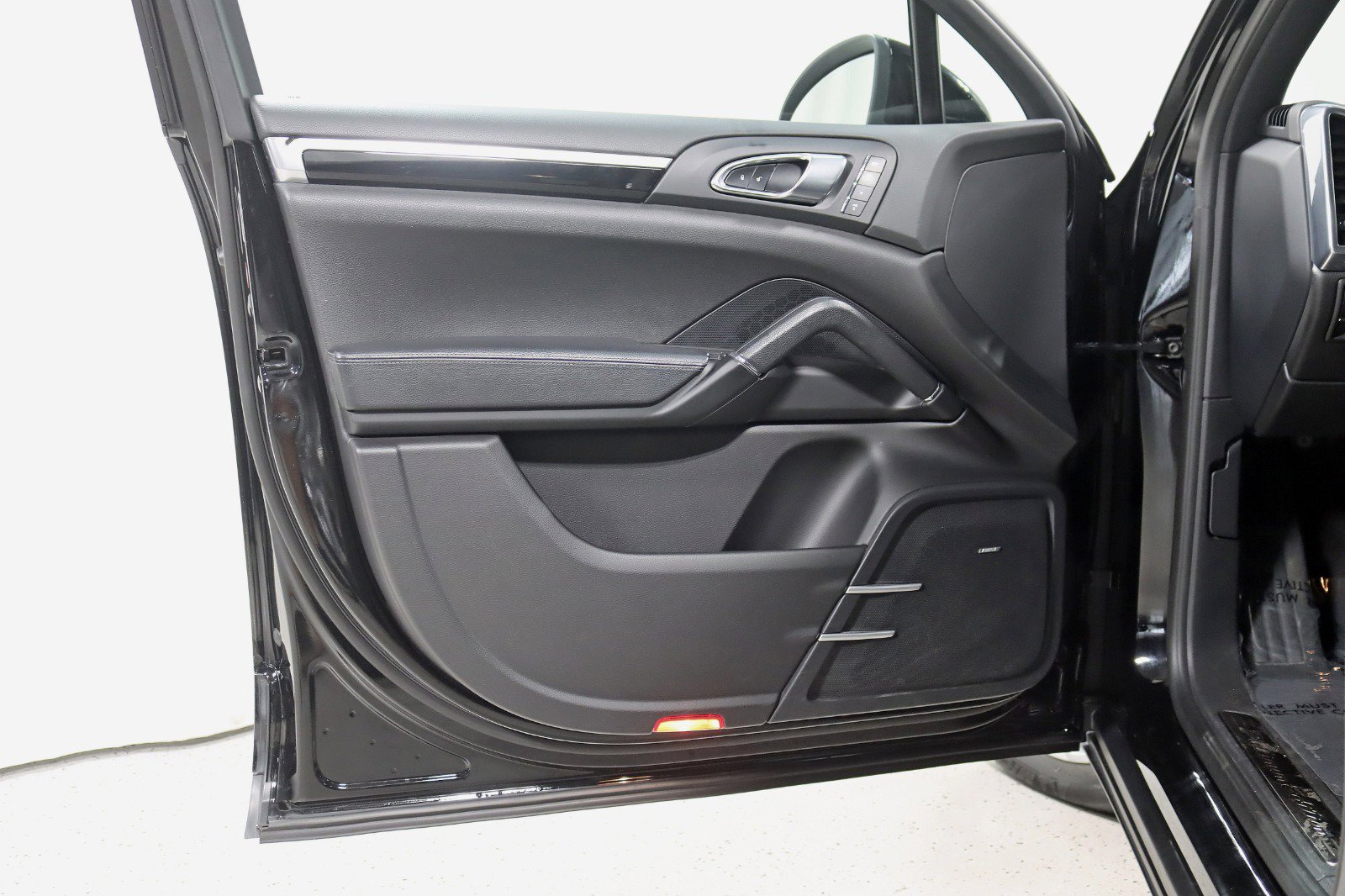 Used 2014 Porsche Cayenne Platinum Edition image 31