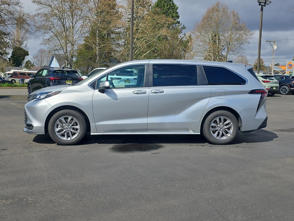 Certified 2024 Toyota Sienna LE FWD image 6