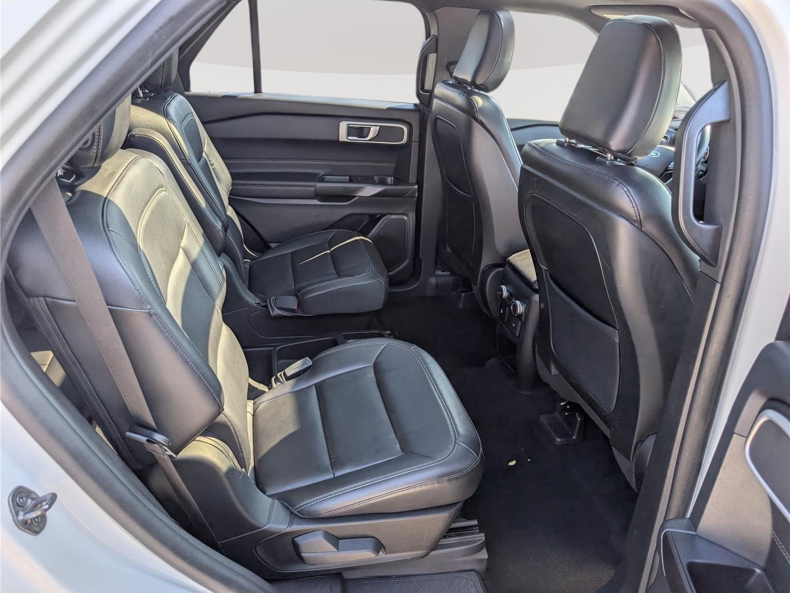 Used 2020 Ford Explorer XLT w/ Equipment Group 202A AWD/4WD image 12