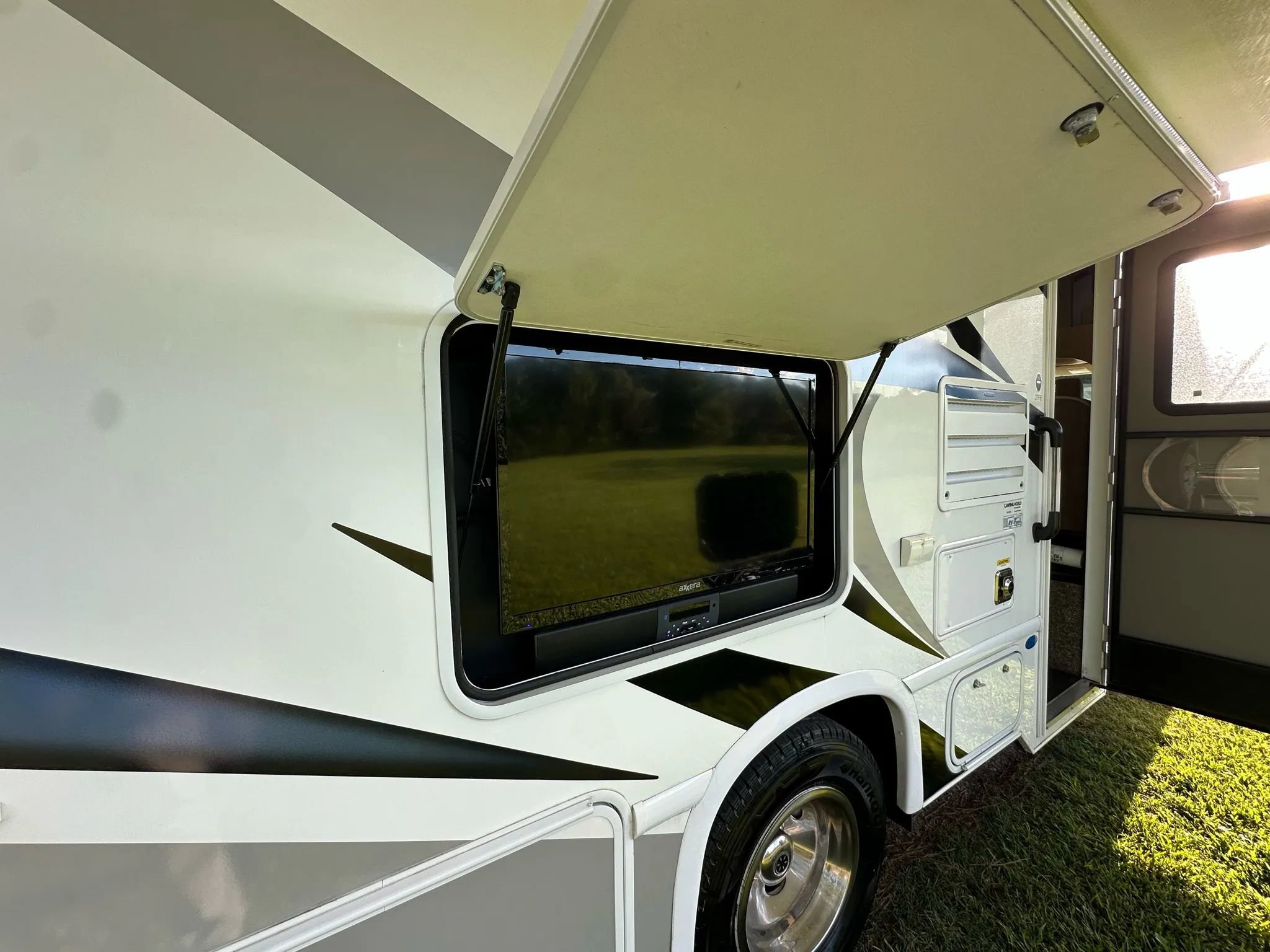 Used 2021 Ford E-450 and Econoline 450 Super Duty w/ Motorhome Prep Package image 34