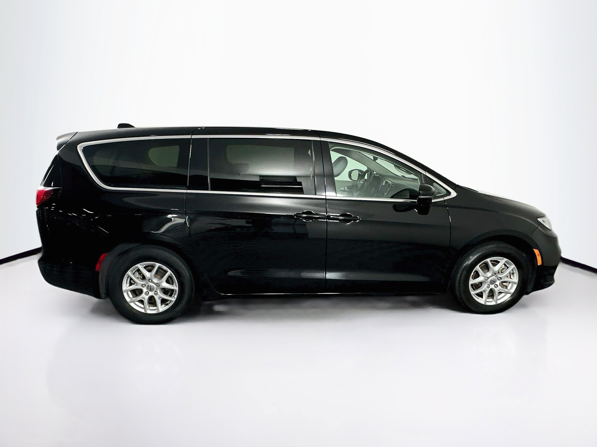 Used 2024 Chrysler Pacifica Touring-L FWD image 10