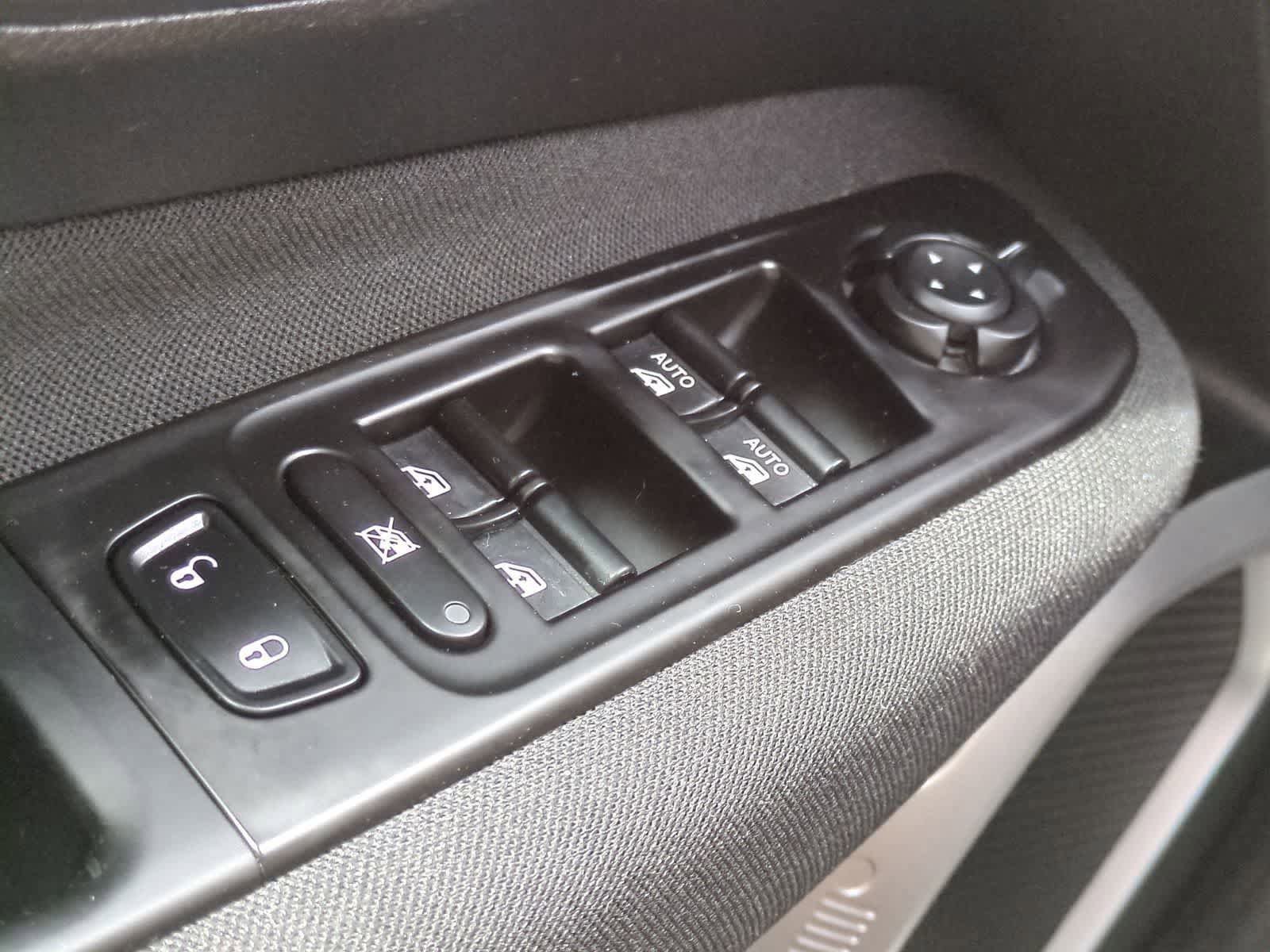 Used 2020 Jeep Renegade Latitude w/ Cold Weather Group AWD/4WD image 28