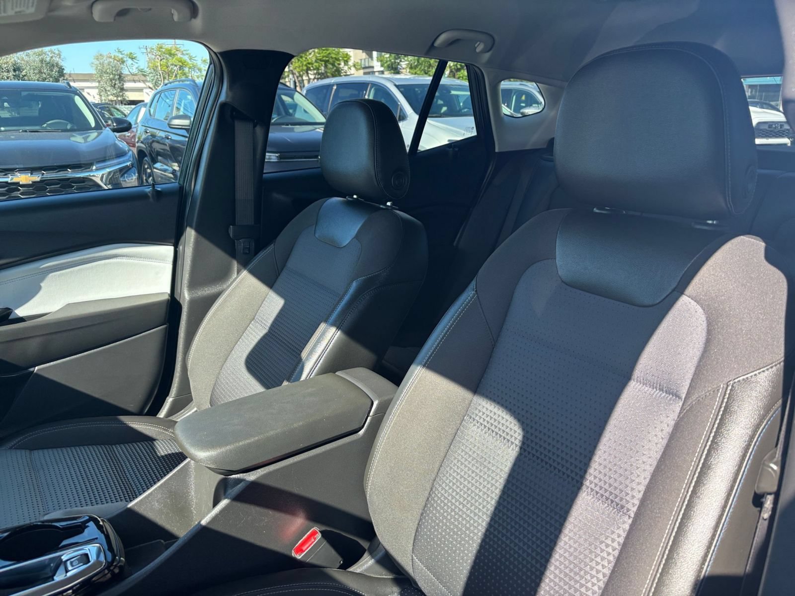 Used 2025 Chevrolet Trax LT FWD image 27