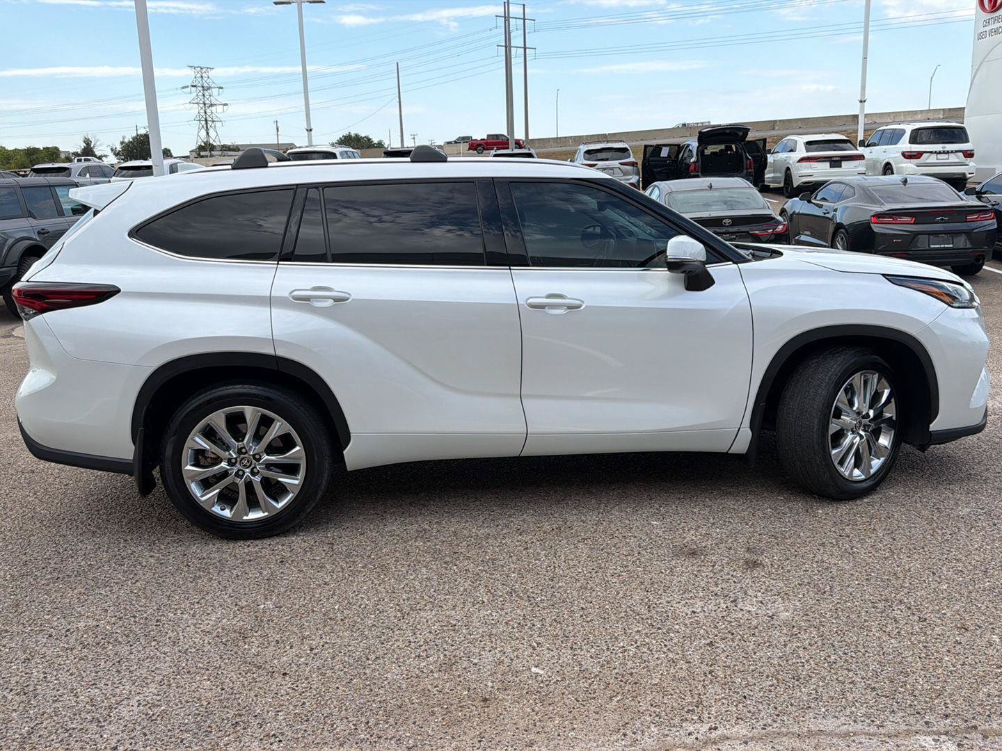 Used 2024 Toyota Highlander Limited AWD/4WD image 2