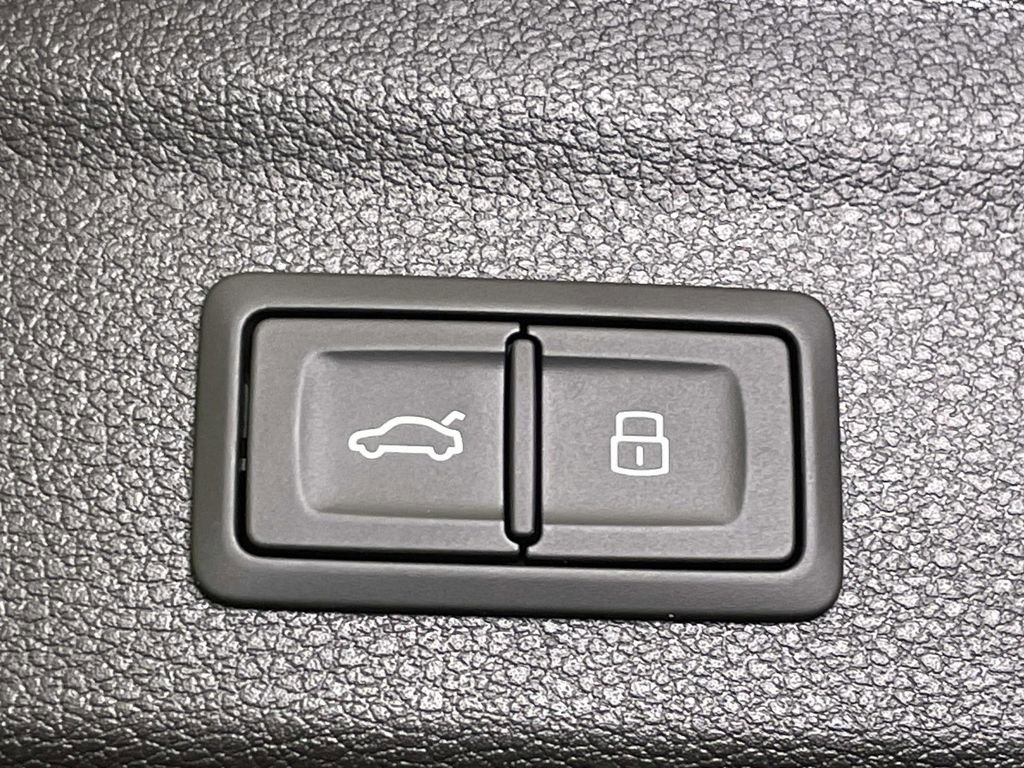 New 2025 Audi Q3 2.0T Premium image 21