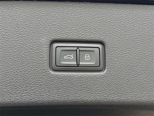 Used 2025 Audi Q8 Prestige image 13