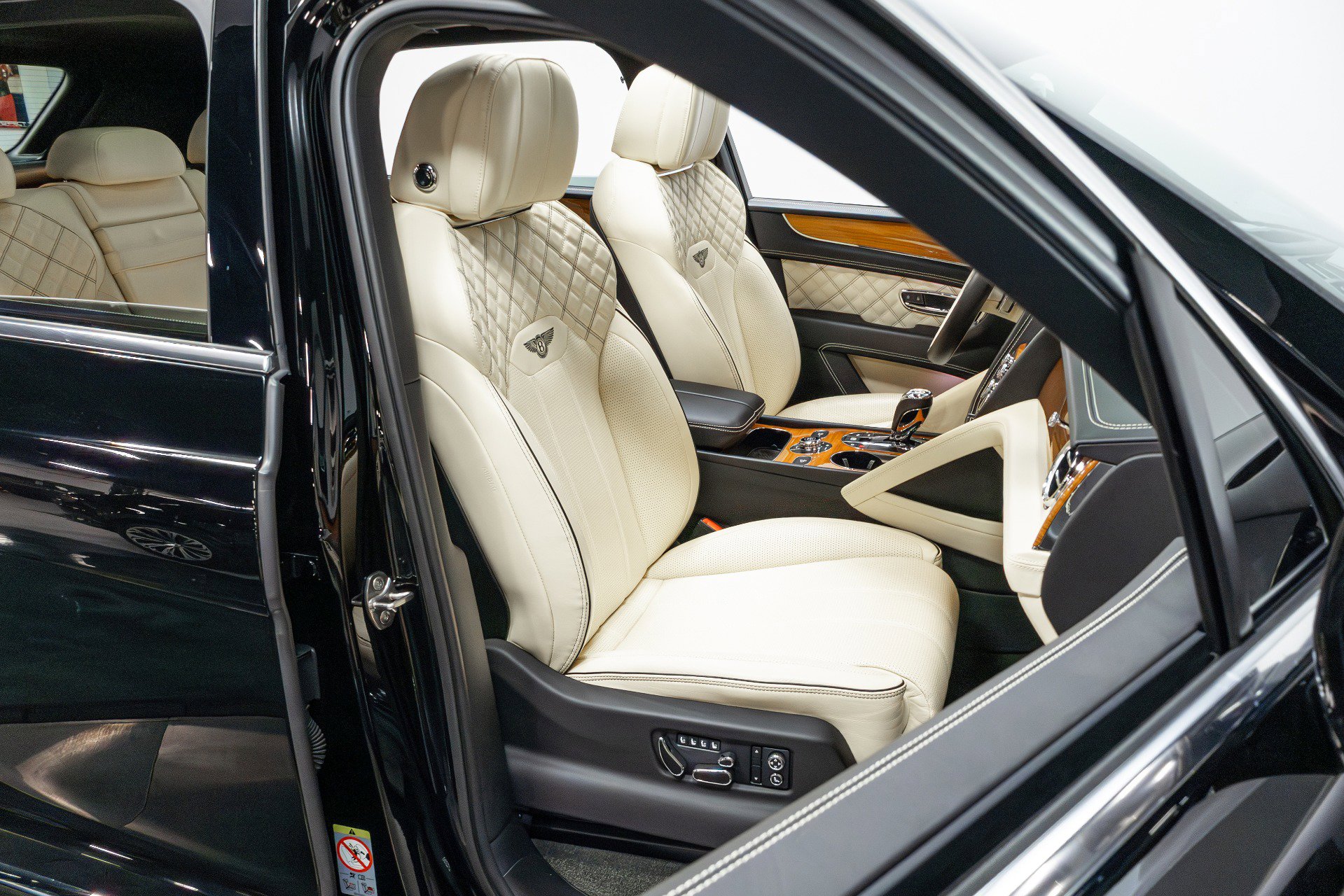 Used 2021 Bentley Bentayga w/ First Edition Specification AWD/4WD image 25