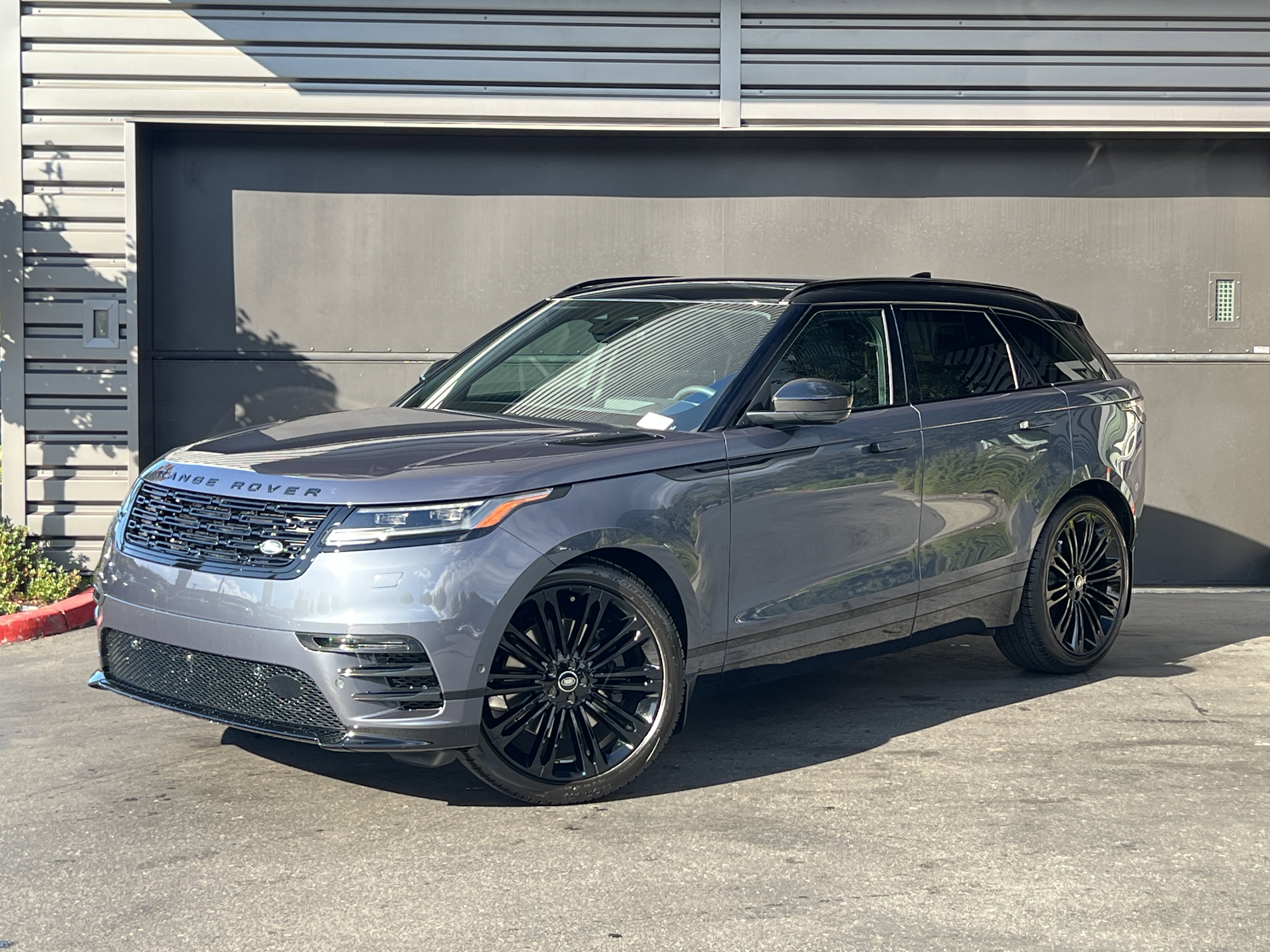 New 2026 Land Rover Range Rover Velar Dynamic SE AWD/4WD image 1