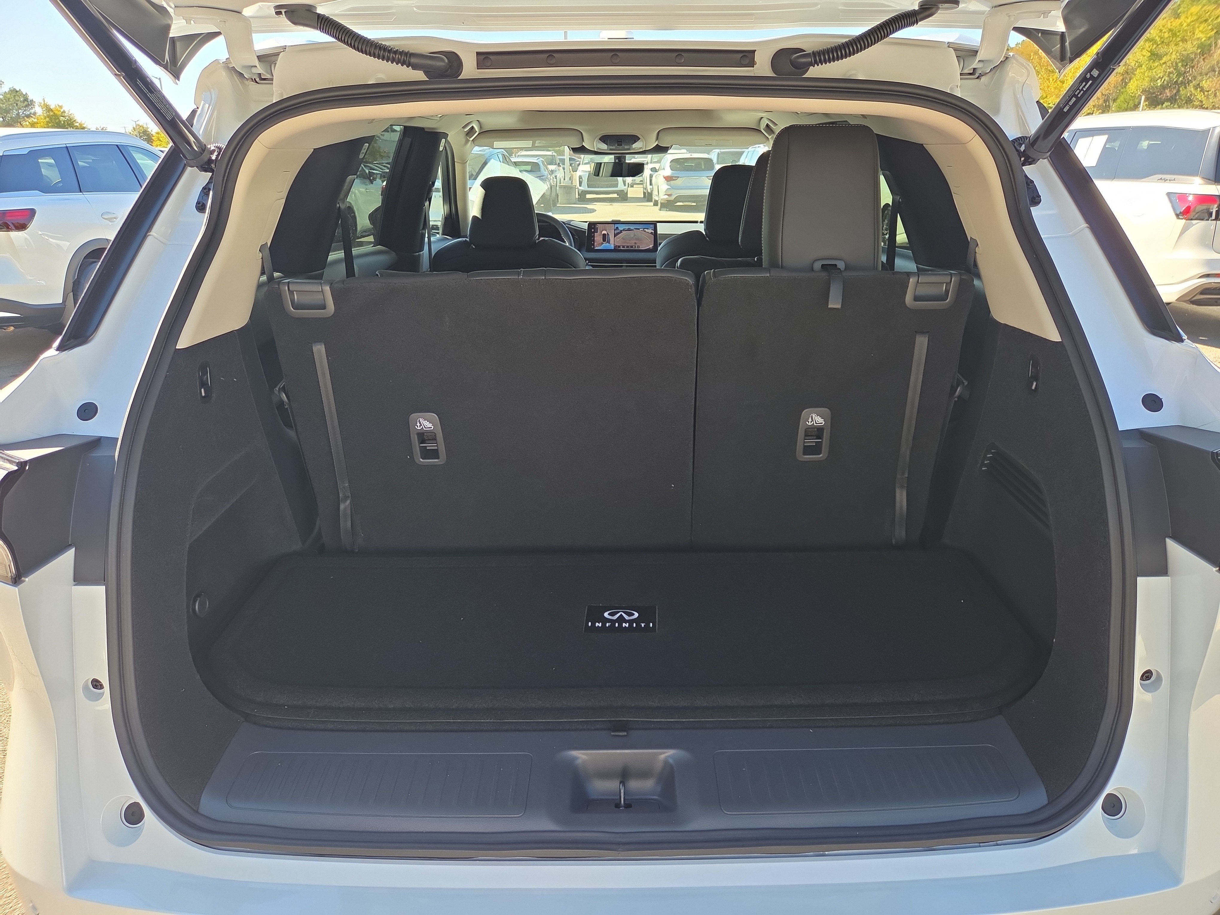 Used 2027 INFINITI QX60 Luxe w/ Cargo Package FWD image 9