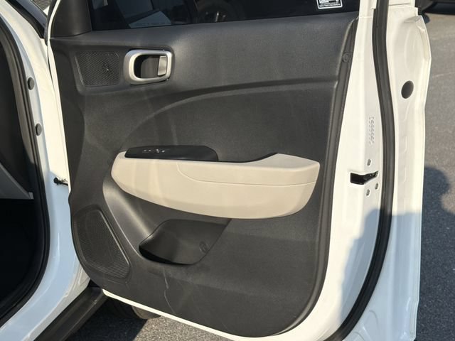 Used 2021 Hyundai Venue SEL FWD image 16