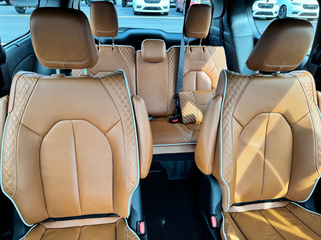Used 2024 Chrysler Pacifica Pinnacle FWD image 16