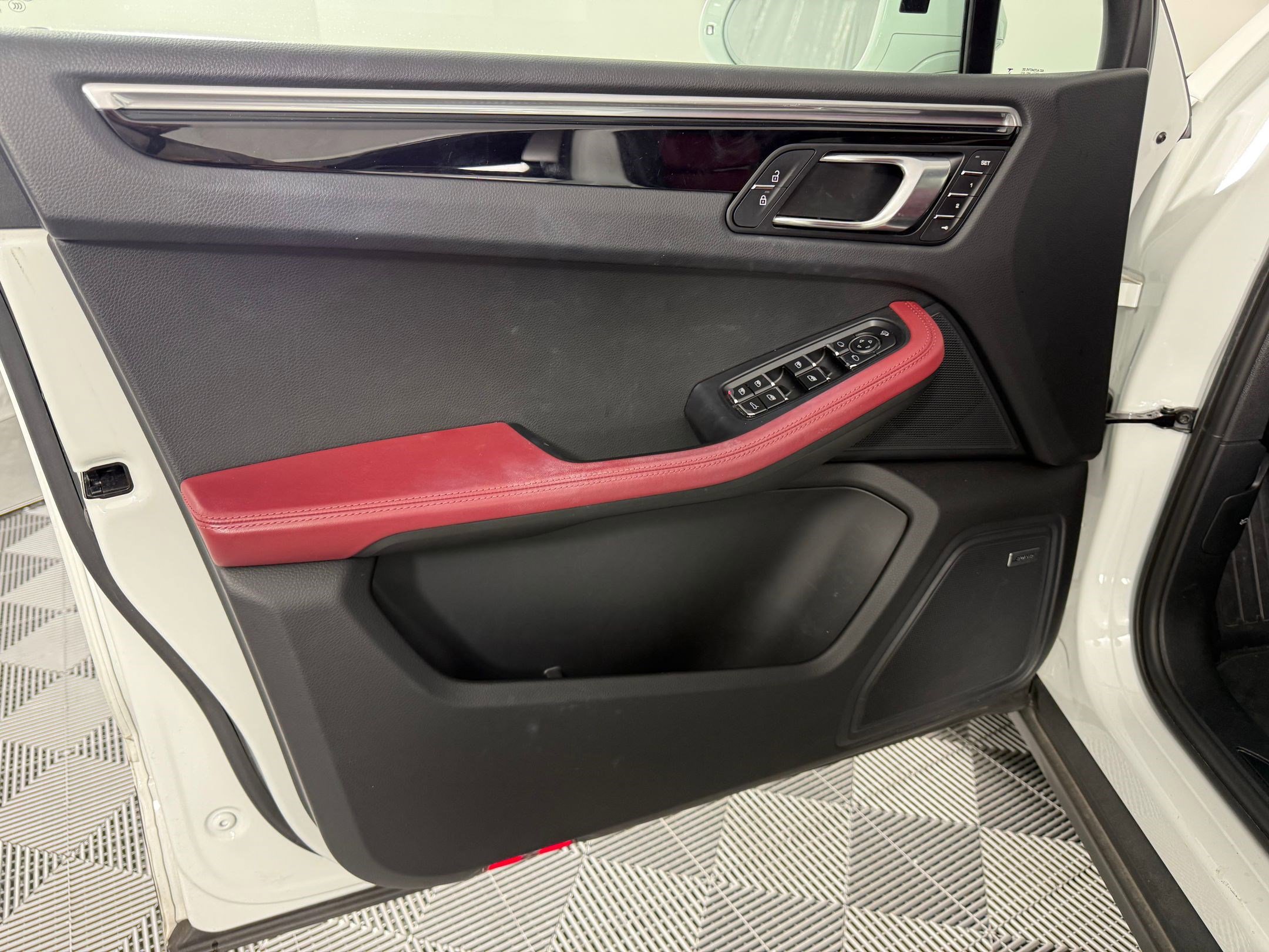 Certified 2022 Porsche Macan image 14