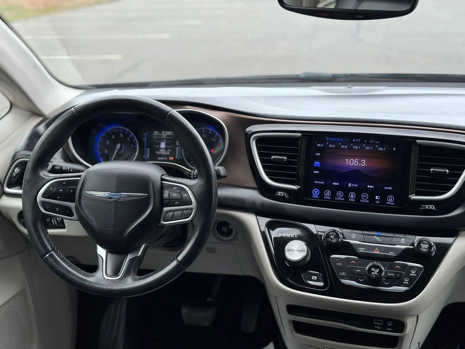 Used 2017 Chrysler Pacifica Touring-L FWD image 20