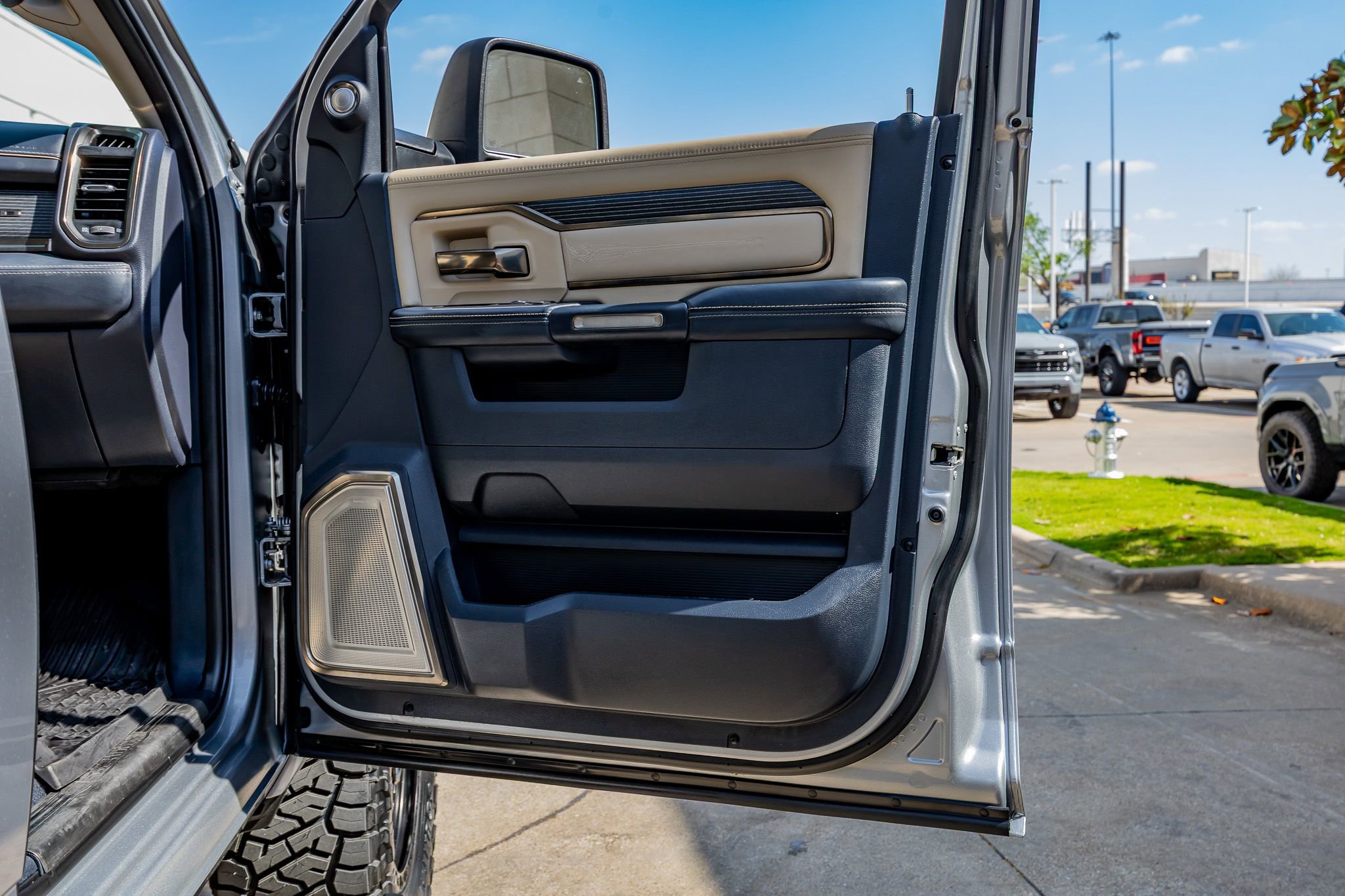 Used 2023 RAM 2500 Limited AWD/4WD image 36