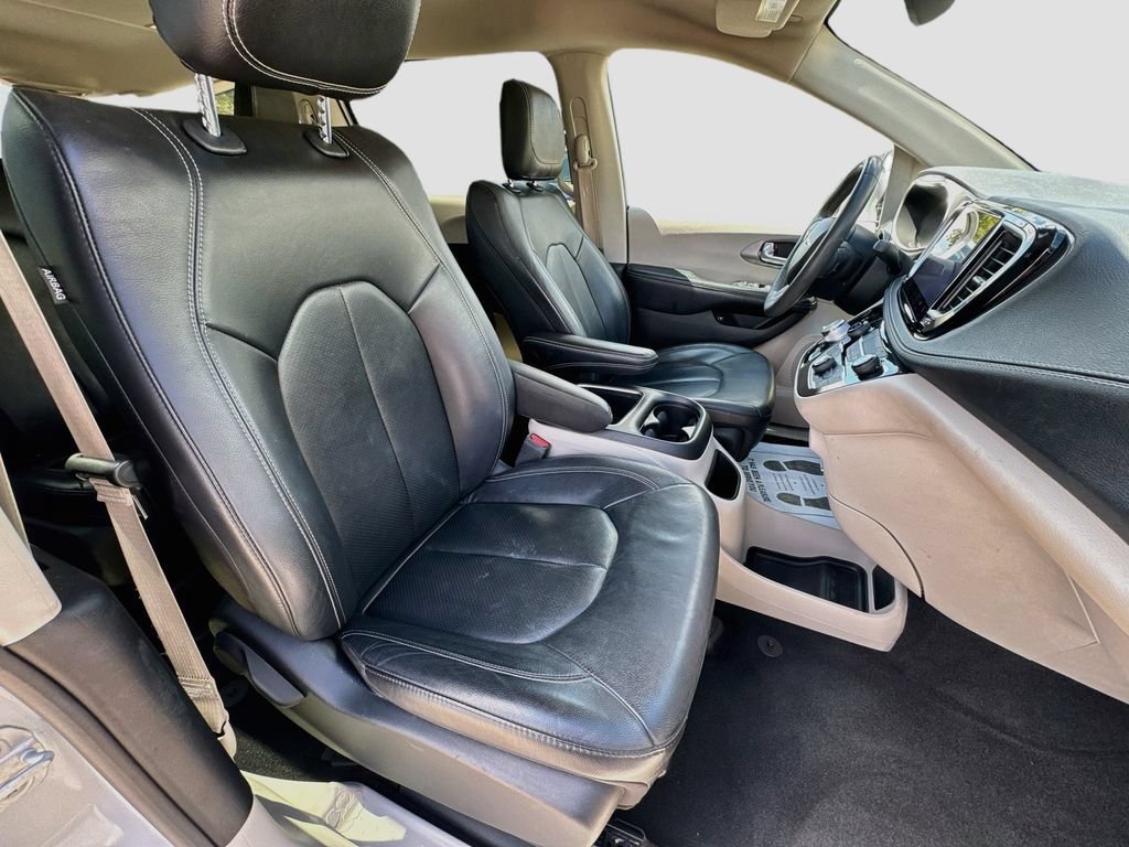 Used 2022 Chrysler Pacifica Touring-L FWD image 32