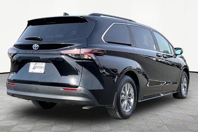 Used 2025 Toyota Sienna XLE image 5
