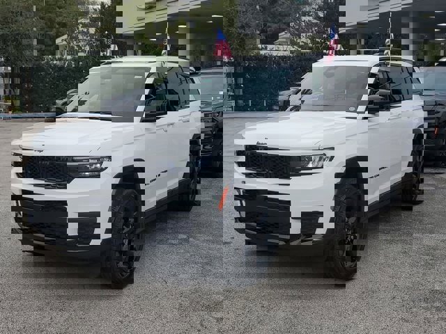 Used 2023 Jeep Grand Cherokee L Laredo image 3