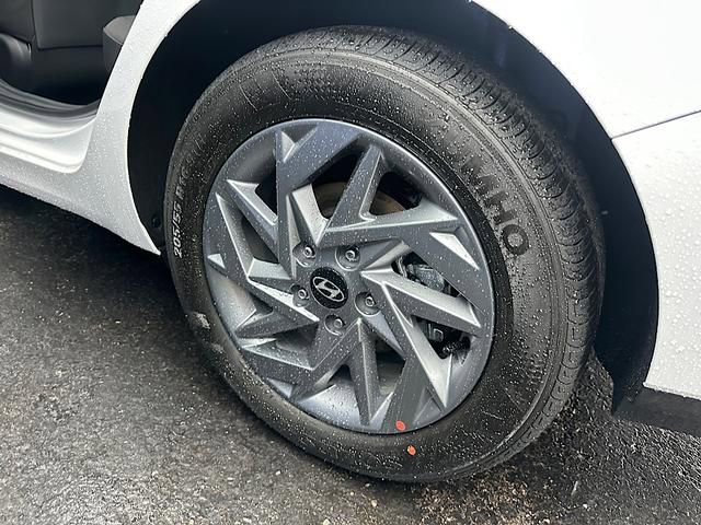 Used 2025 Hyundai Elantra Blue image 13