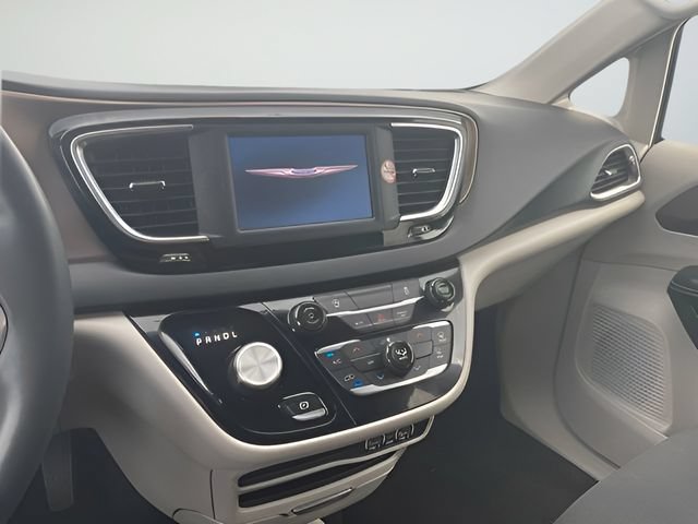 Used 2022 Chrysler Voyager LX FWD image 12