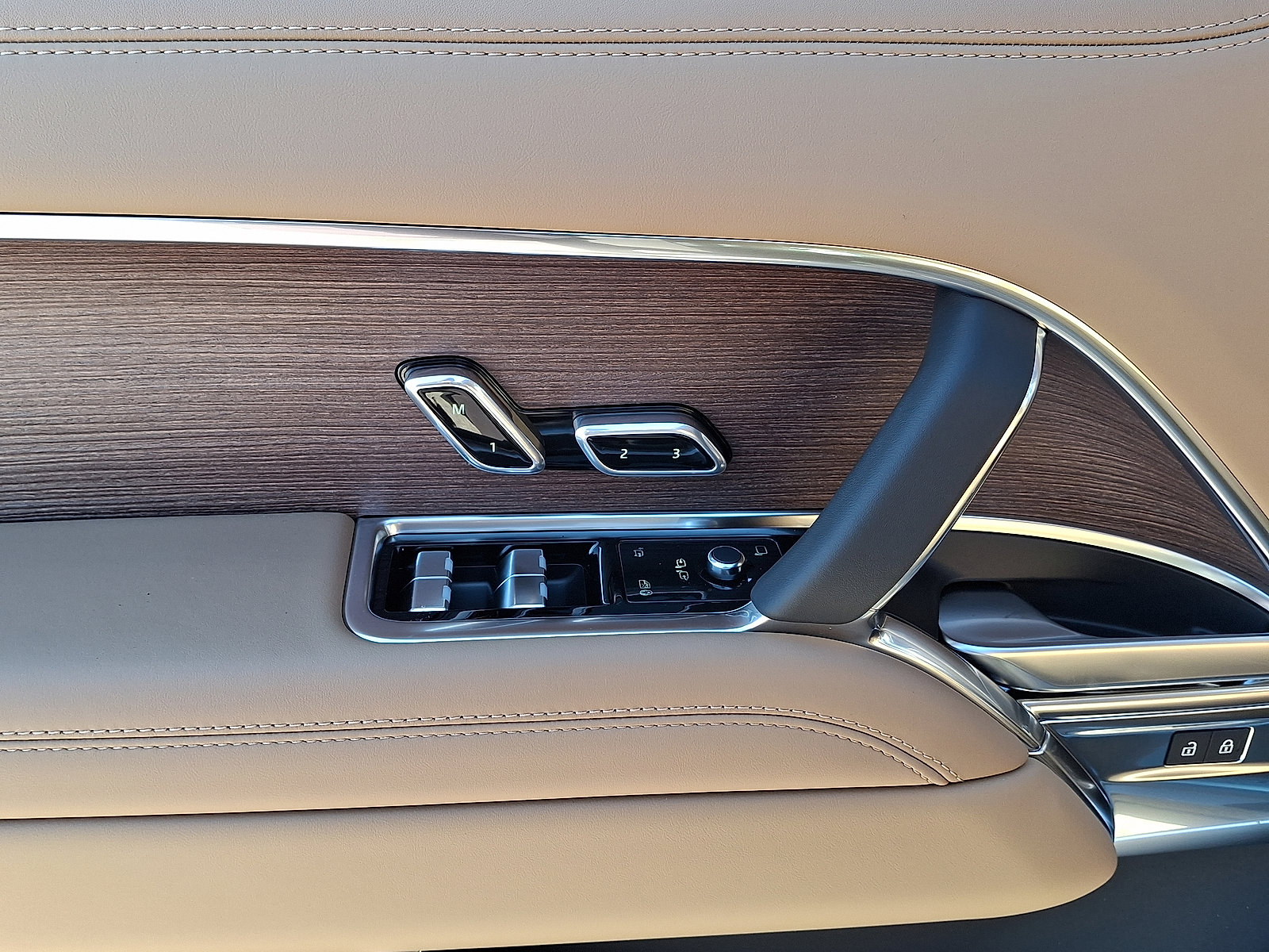 New 2026 Land Rover Range Rover SE image 4