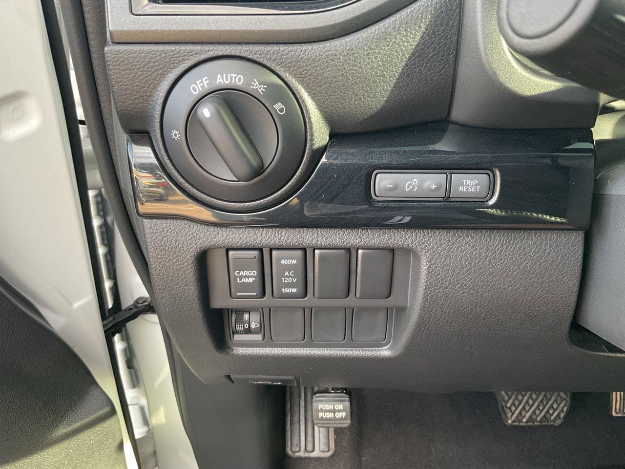 Used 2023 Nissan Titan SV w/ SV Convenience Package AWD/4WD image 18