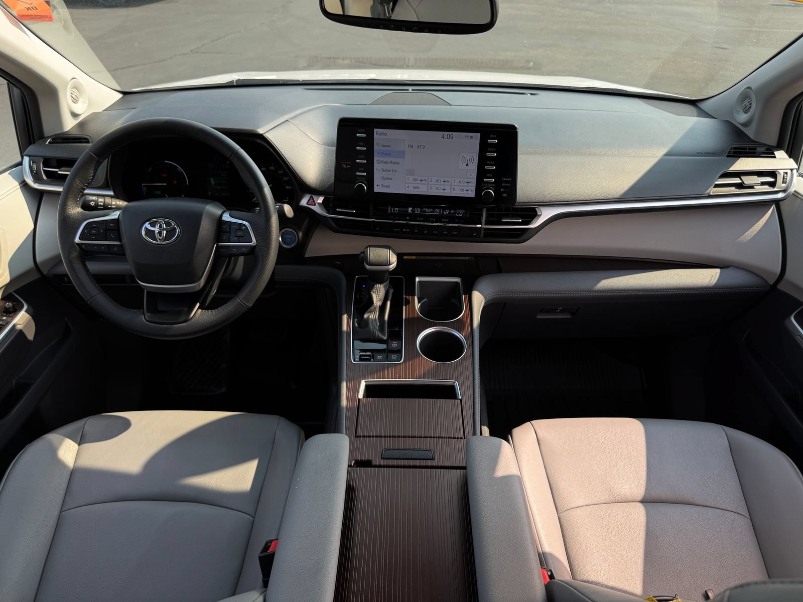 Used 2024 Toyota Sienna XLE w/ XLE Plus Package AWD/4WD image 15