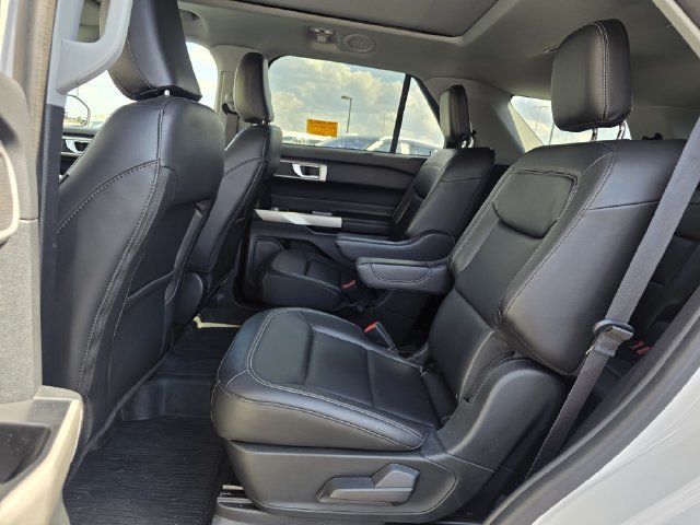 Used 2021 Ford Explorer XLT w/ Equipment Group 202A AWD/4WD image 18