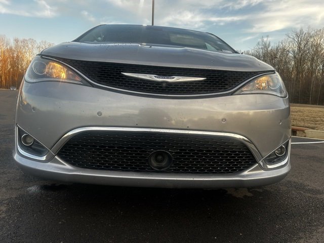 Used 2019 Chrysler Pacifica Touring-L w/ Advanced Safetytec Group image 3