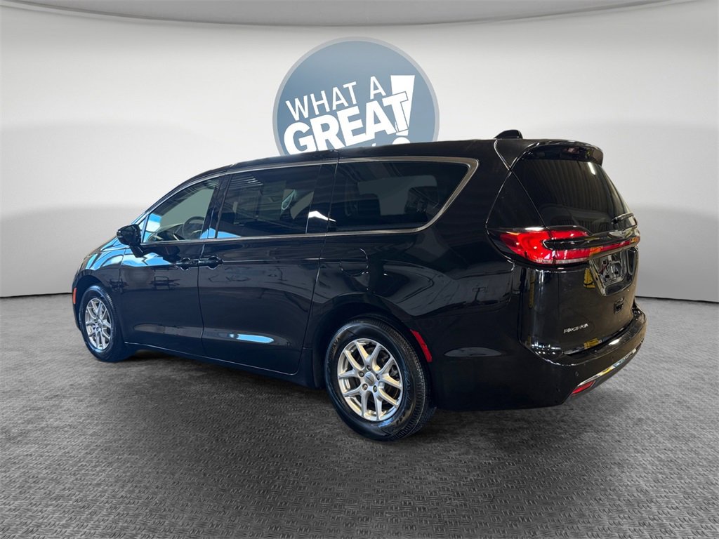 Used 2024 Chrysler Pacifica Touring-L image 6
