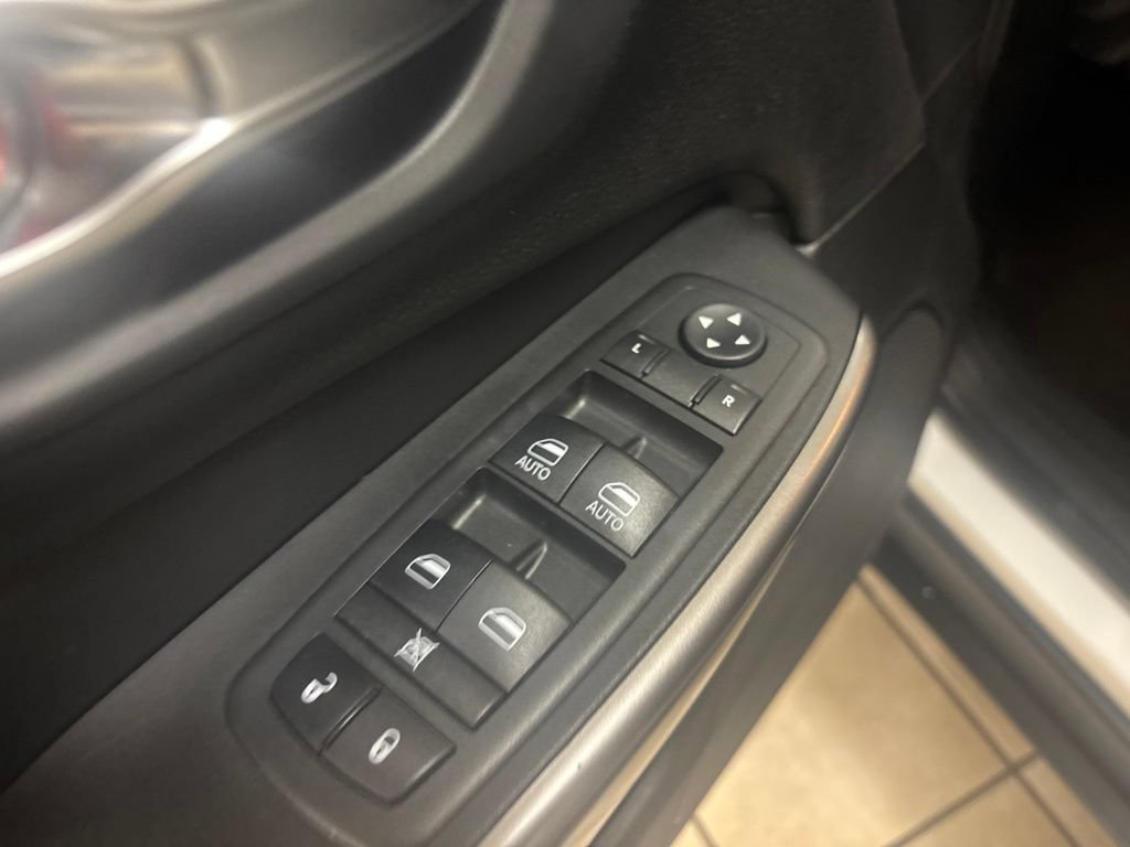 Used 2020 Jeep Cherokee Latitude Plus w/ Cold Weather Group AWD/4WD image 21